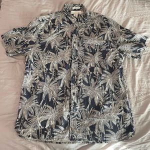 H&M mens button down short sleeve shirt with palm tree design